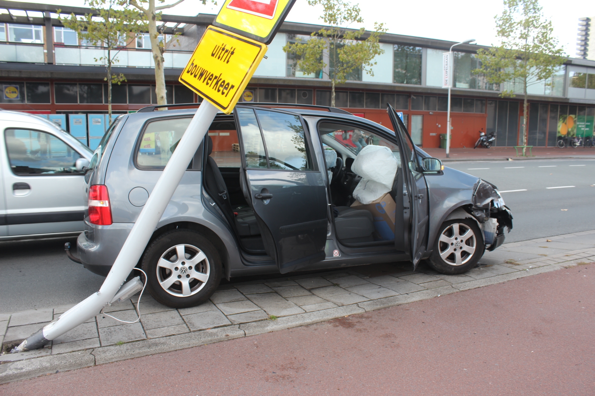 Personenauto rijdt tegen lantaarnpaal, Vijf Meilaan in Leiden