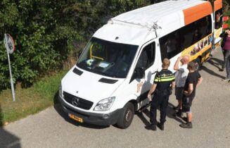 Bus fors beschadigd na inschattingsfout, Vrouwenweg in Leiden