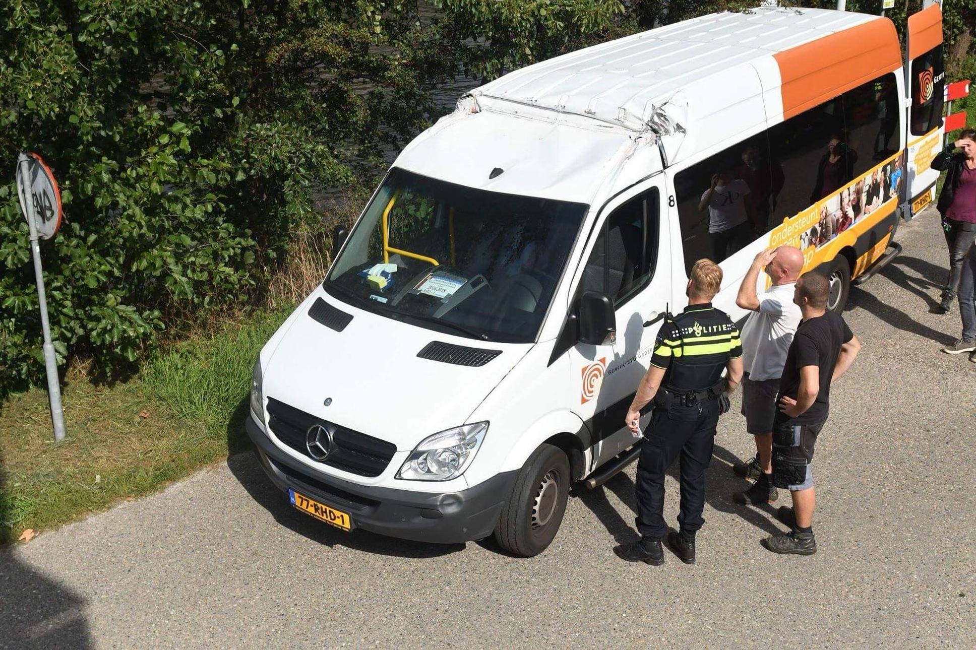 Bus fors beschadigd na inschattingsfout, Vrouwenweg in Leiden