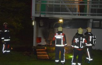 Bankstel in brand tegen achterzijde van flat, IJsselmeerlaan in Leiden