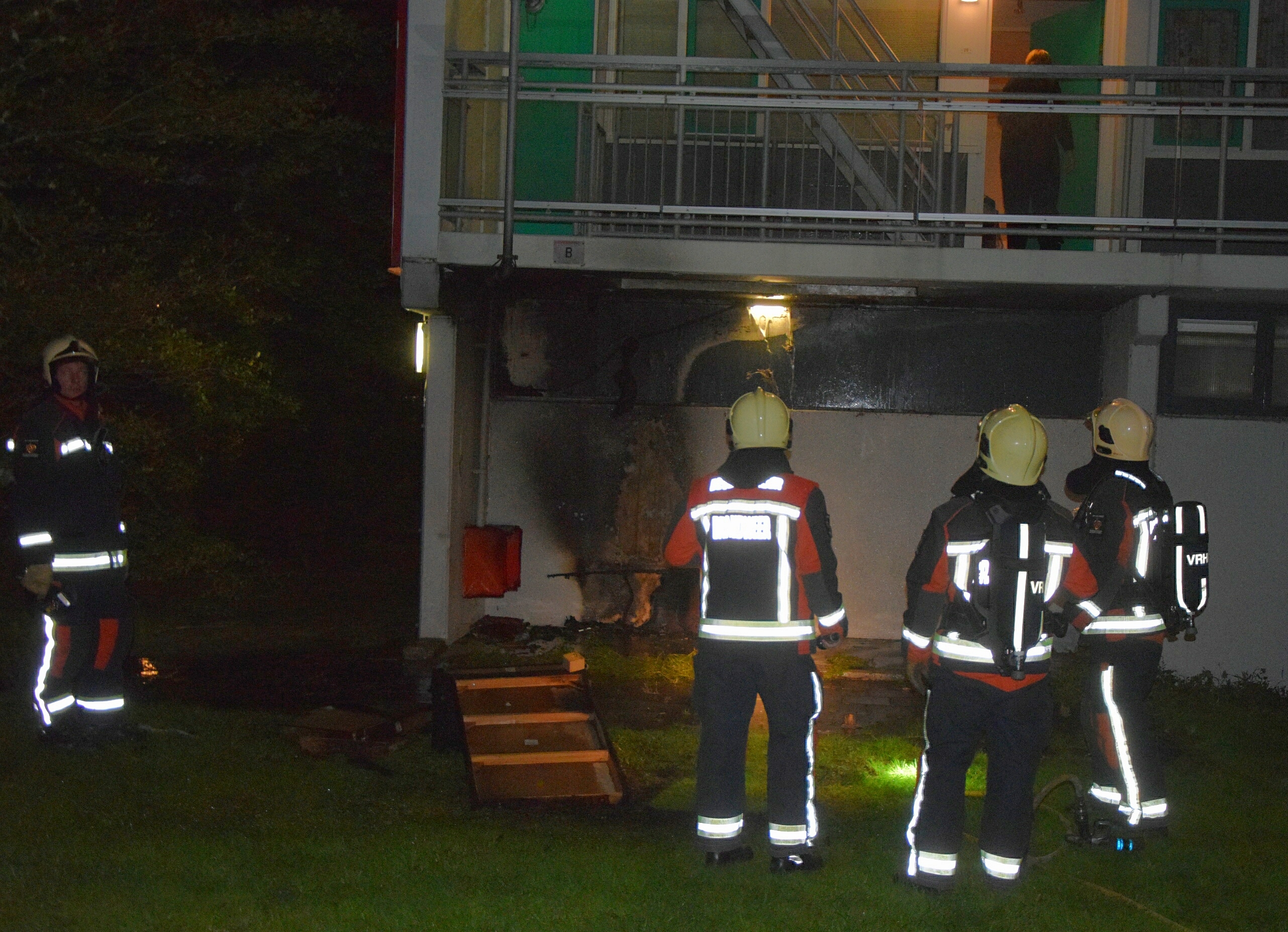 Bankstel in brand tegen achterzijde van flat, IJsselmeerlaan in Leiden