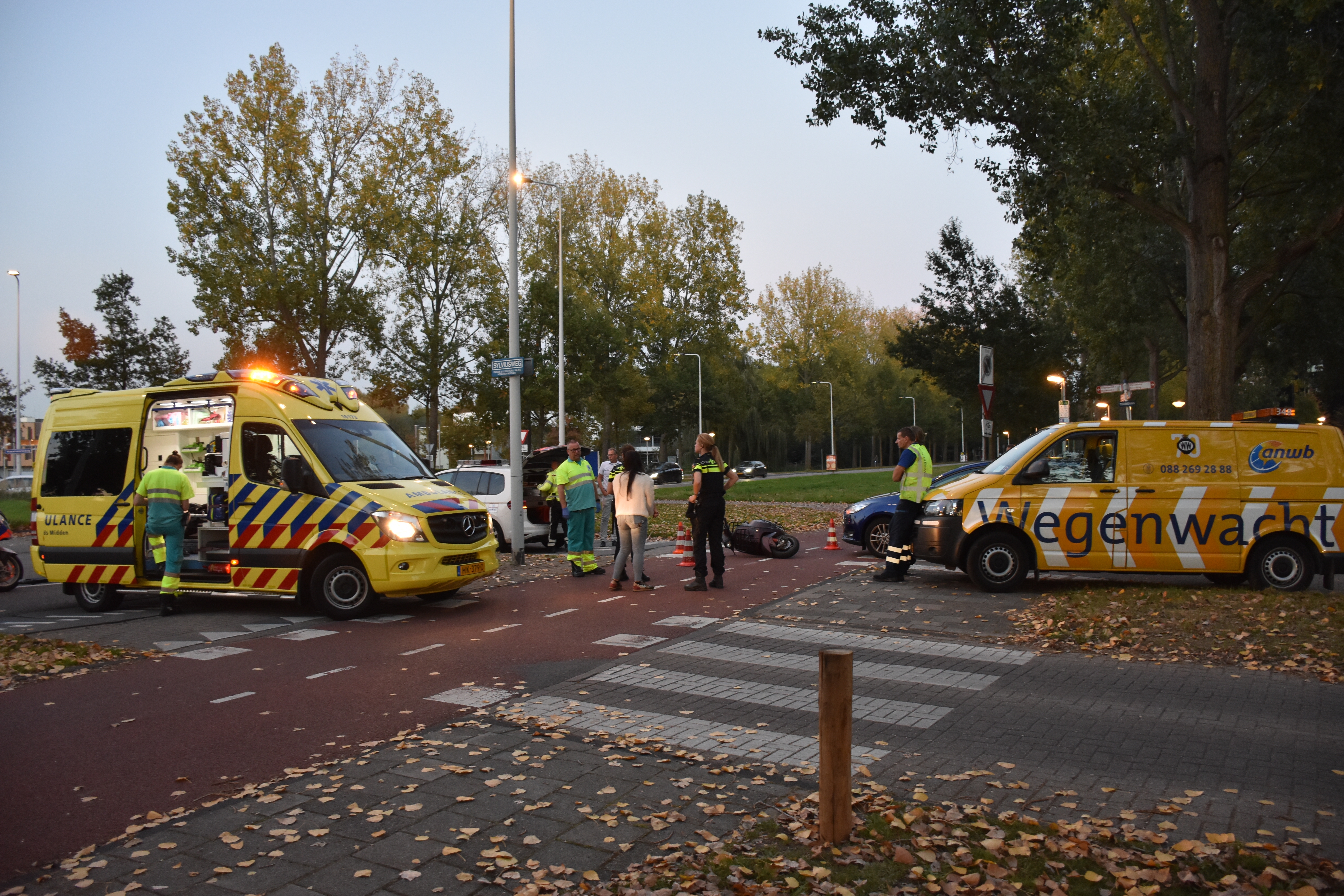 Bestuurder snorscooter licht gewond na aanrijding, Sylviusweg in Leiden
