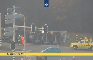 Vrachtwagen op de kant N11