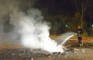 Brandweer blust uit de hand gelopen vreugdevuur, Van Houdringelaan in Oegstgeest