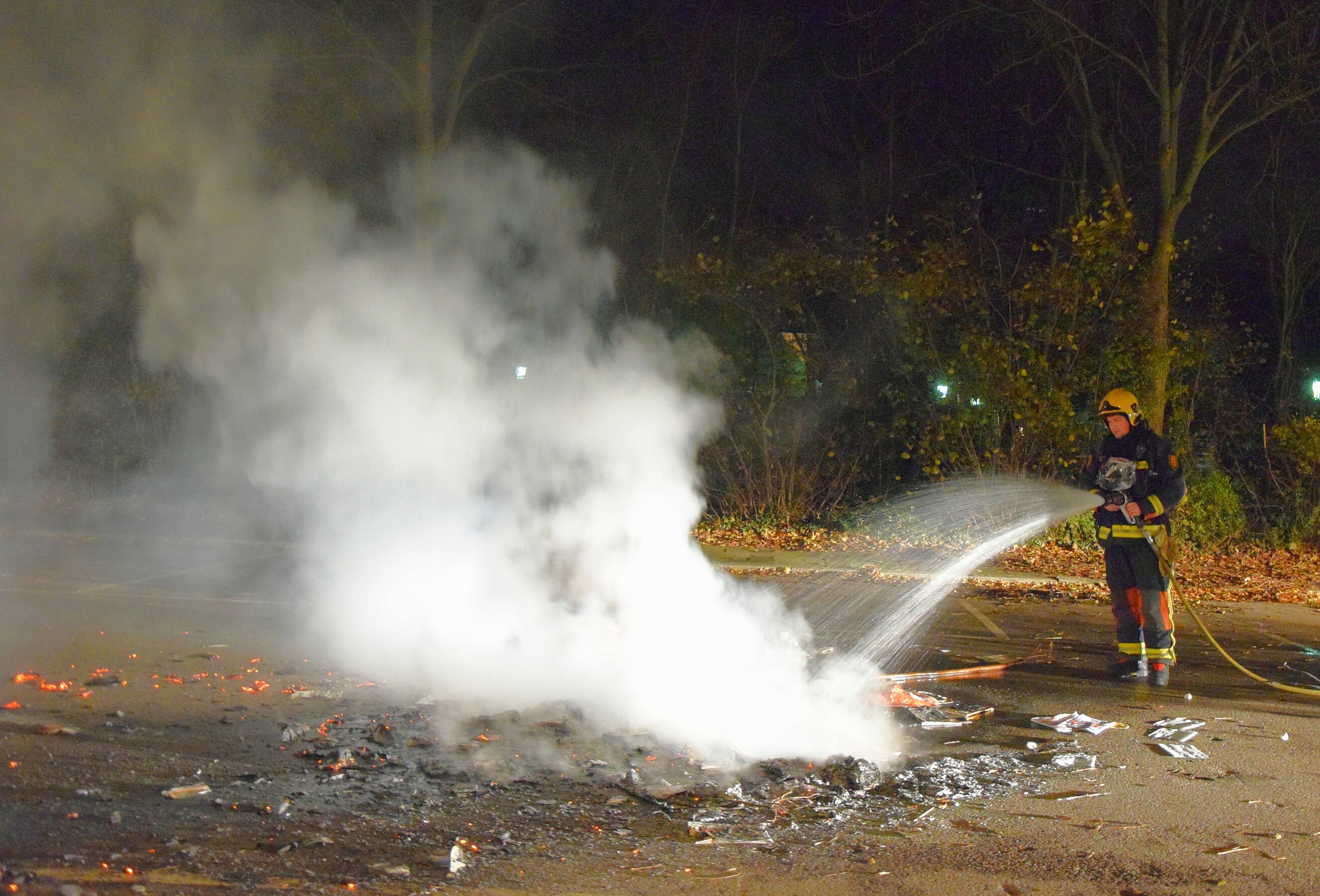 Brandweer blust uit de hand gelopen vreugdevuur, Van Houdringelaan in Oegstgeest
