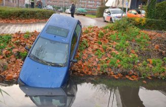 Automobilist gaat rechtdoor in de bocht en beland in sloot, Pieter Bothstraat in Leiden