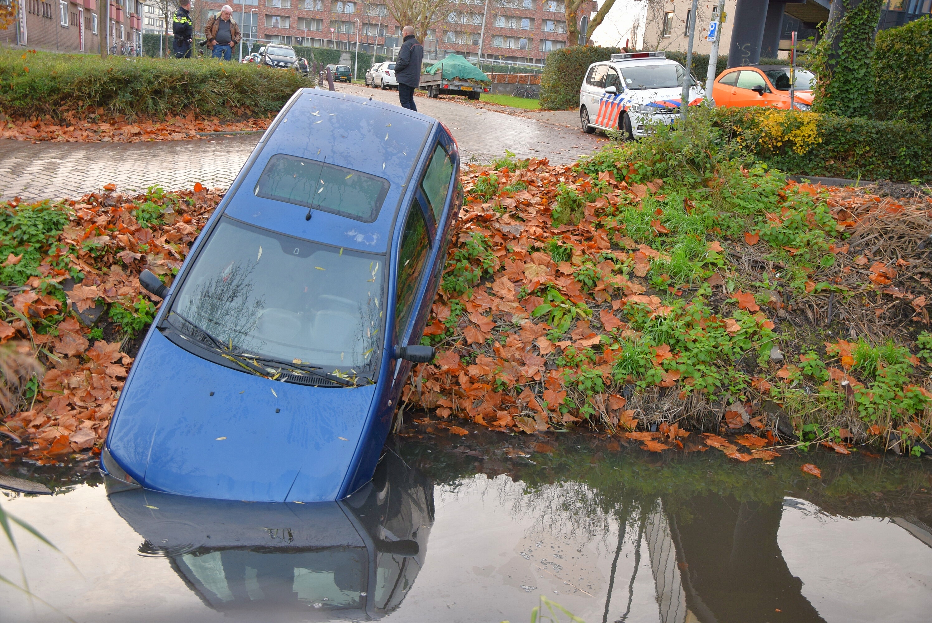 Automobilist gaat rechtdoor in de bocht en beland in sloot, Pieter Bothstraat in Leiden