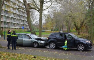 Rij-instructeur gewond nadat auto achterop lesauto rijdt, Rozenlaan in Oegstgeest