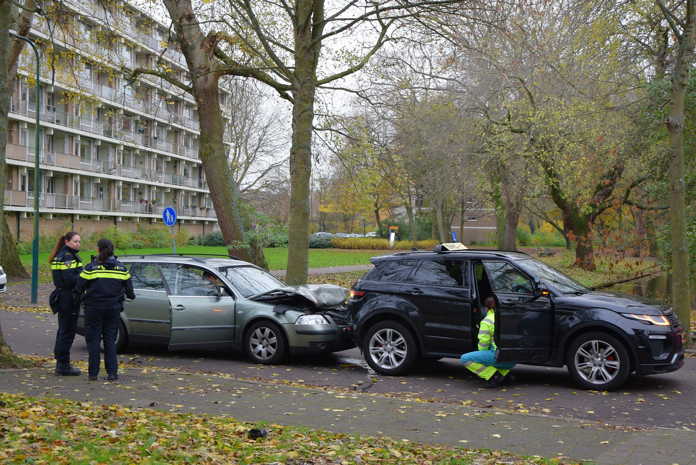 Rij-instructeur gewond nadat auto achterop lesauto rijdt, Rozenlaan in Oegstgeest