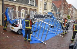 Meerdere voertuigen beschadigd na omgevallen steiger, Brouckhovenshof in Leiden