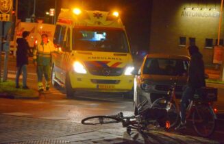 Fietsster aangereden door personenauto, Bevrijdingsplein in Leiden