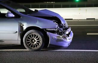 Auto rijdt achter op vrachtwagen, Rijksweg A4 in Leiden