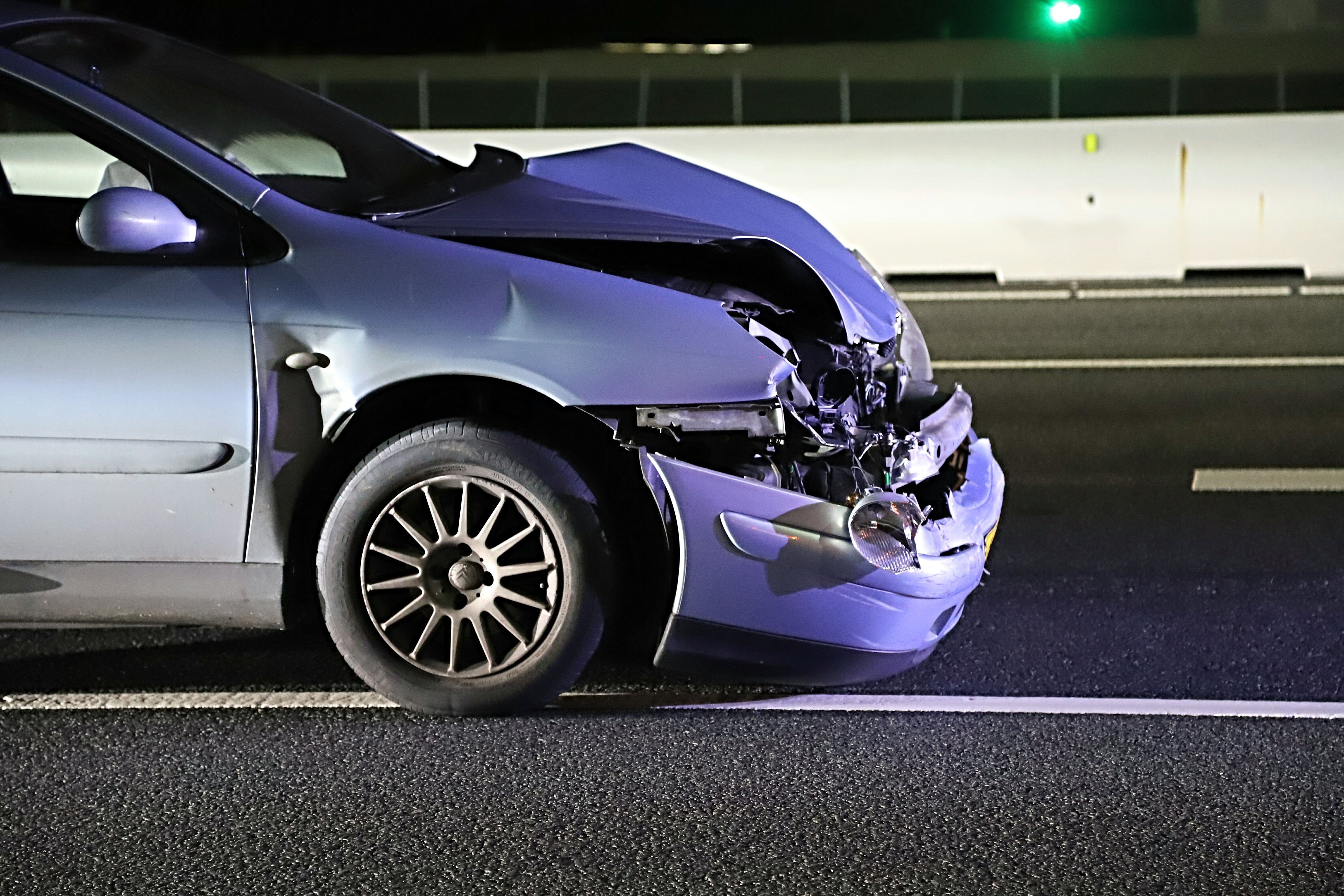 Auto rijdt achter op vrachtwagen, Rijksweg A4 in Leiden