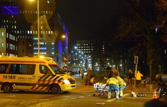 Motorrijder gewond na uitglijden over wieldop, Rijnsburgerweg in Leiden
