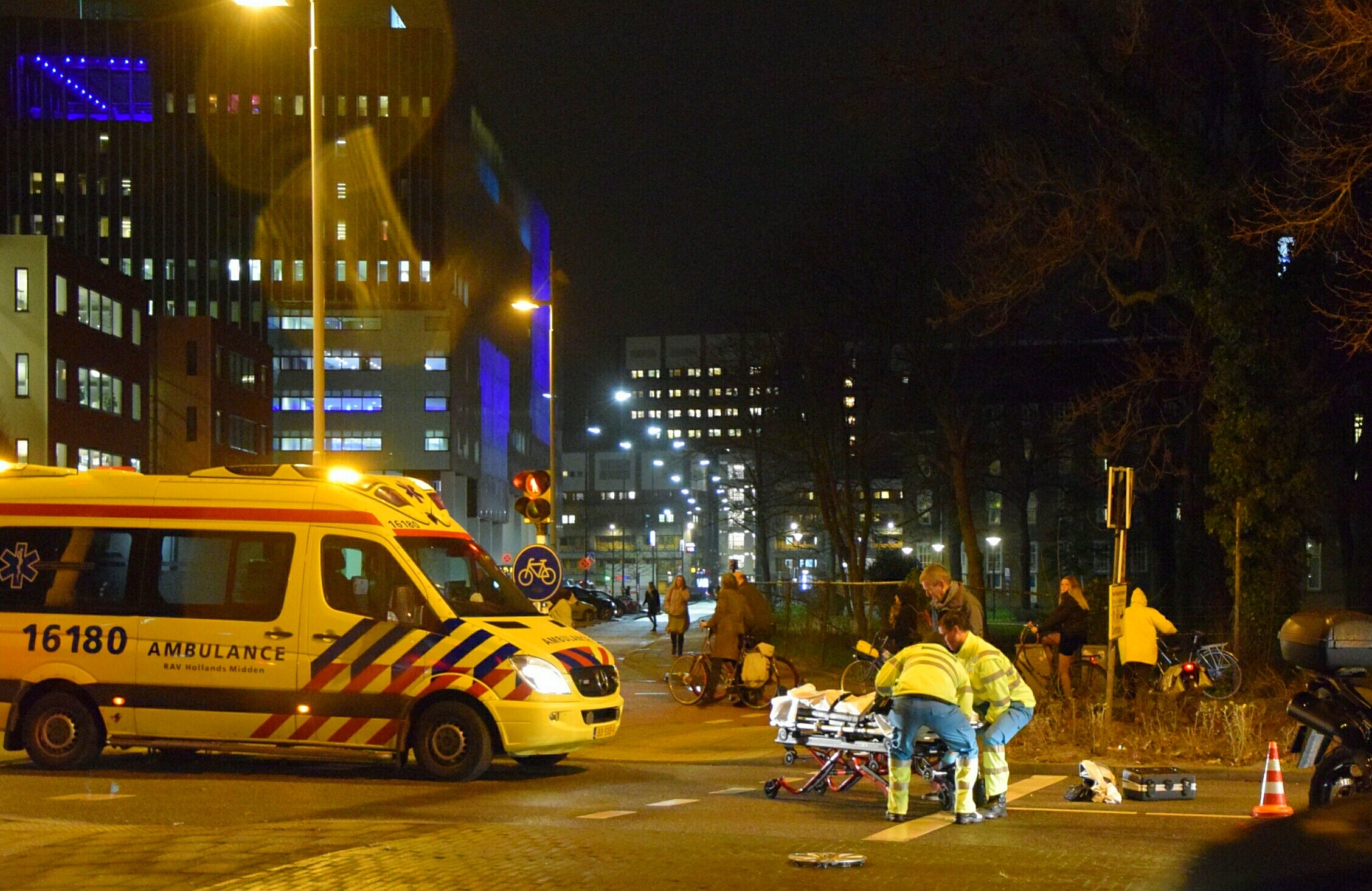Motorrijder gewond na uitglijden over wieldop, Rijnsburgerweg in Leiden