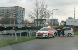 Zoektocht naar mogelijk voertuig te water, Kanaalweg in Leiden
