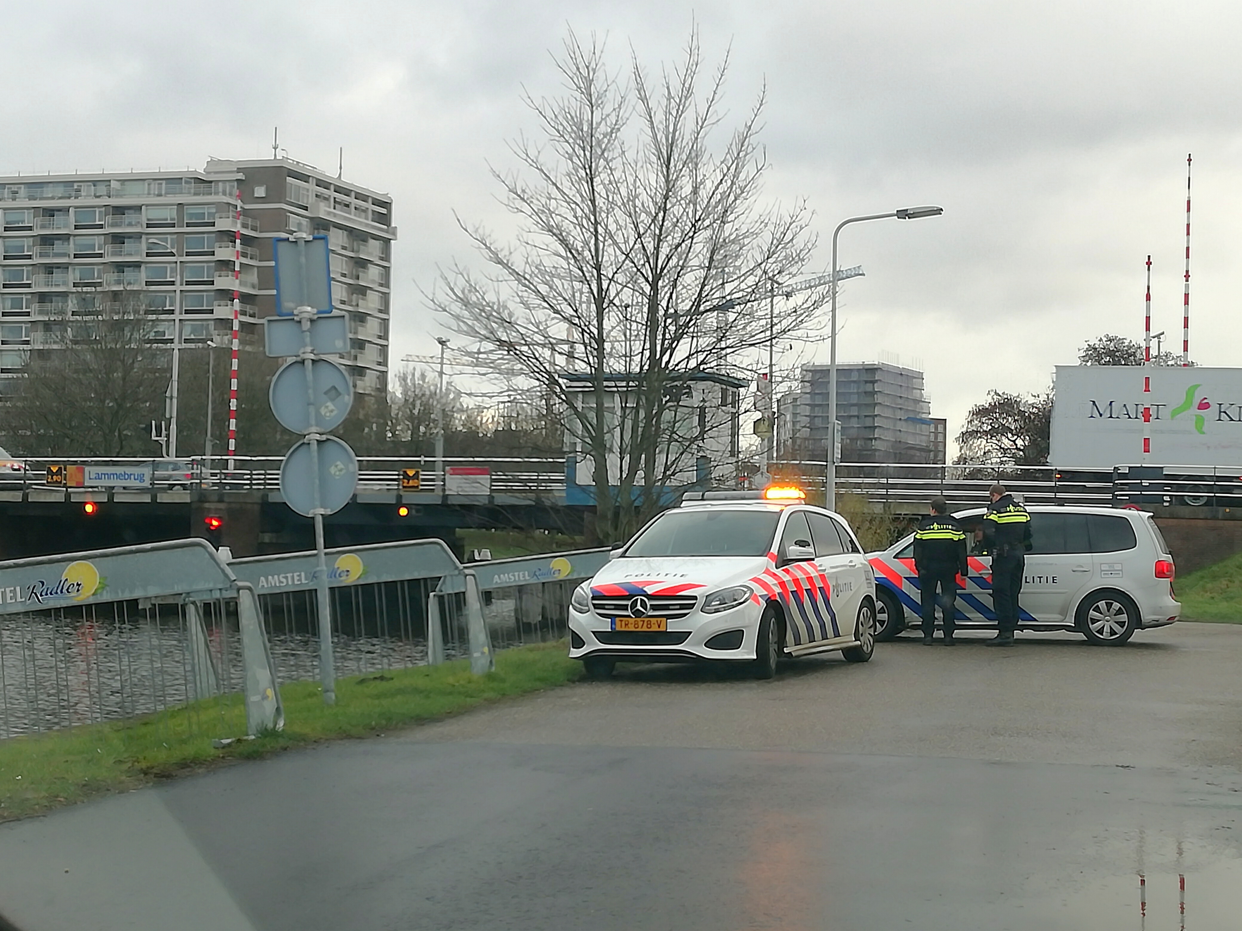 Zoektocht naar mogelijk voertuig te water, Kanaalweg in Leiden