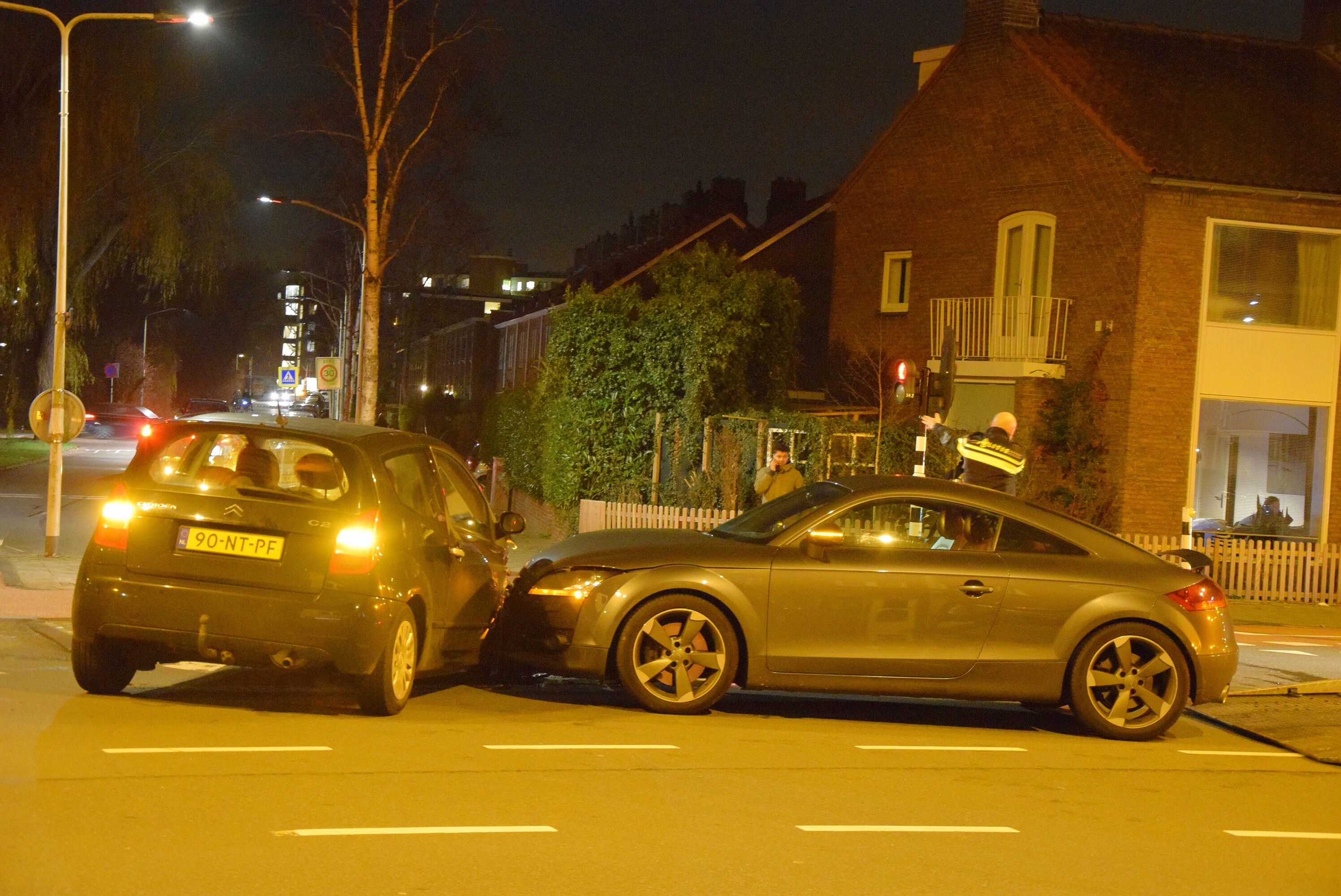 Forse schade na ongeval, Hoge Rijndijk in Leiden