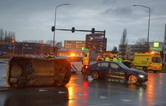 Auto op zijn kant na botsing, Haagse Schouwweg - N206 in Leiden