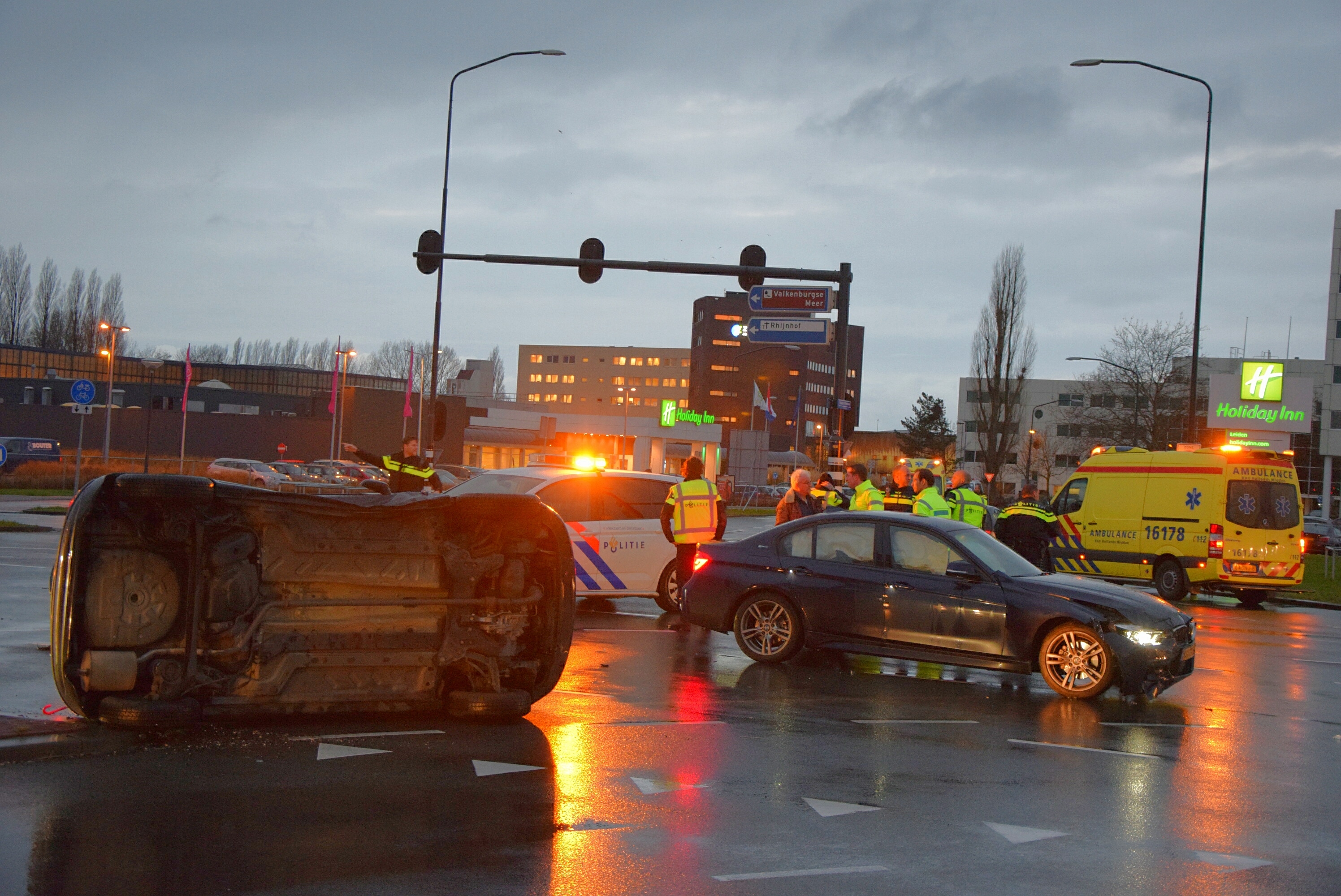 Auto op zijn kant na botsing, Haagse Schouwweg - N206 in Leiden