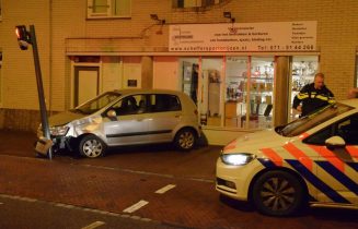 Automobilist met artikel 8 botst tegen stoplicht, Oranjeboomstraat in Leiden
