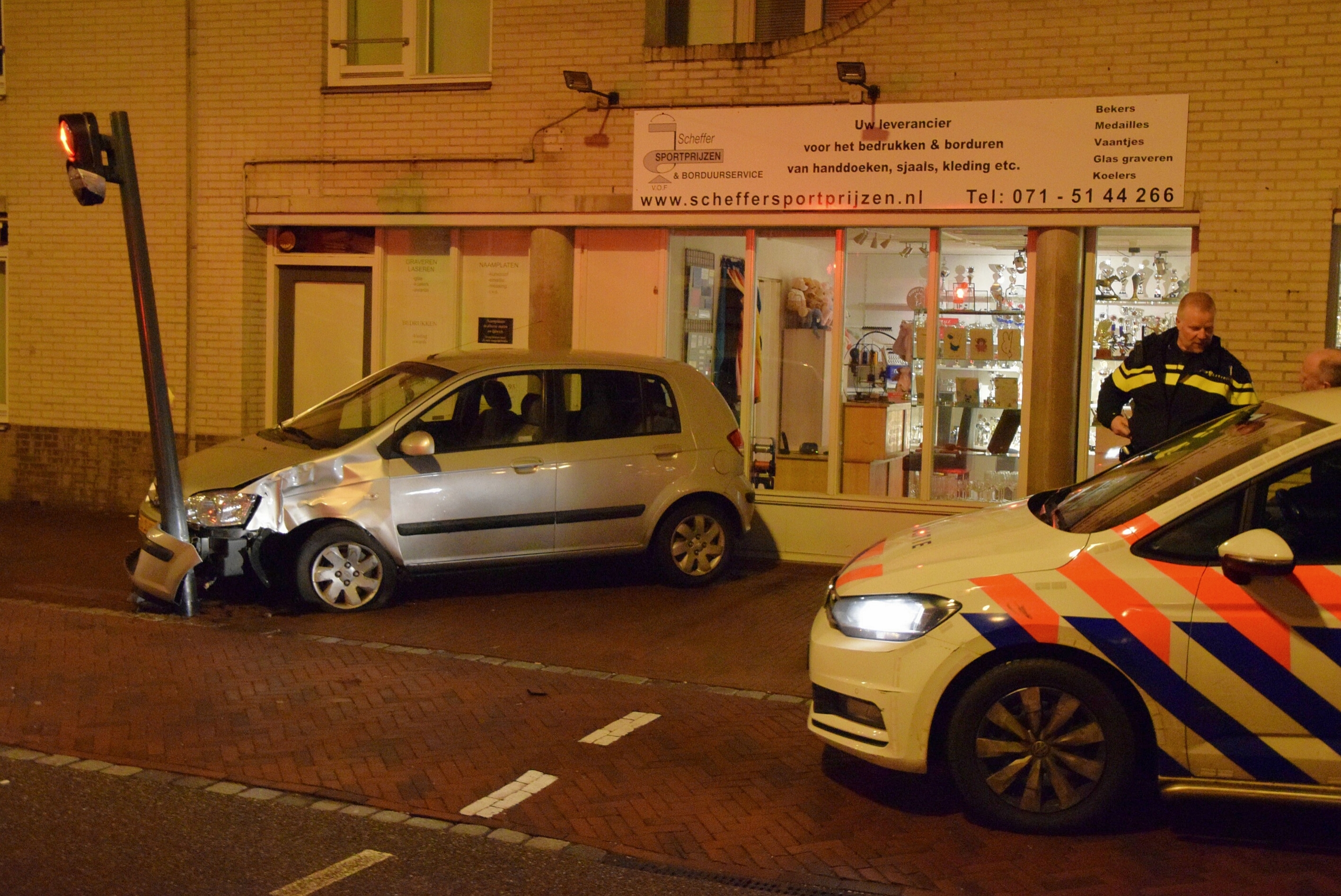 Automobilist met artikel 8 botst tegen stoplicht, Oranjeboomstraat in Leiden