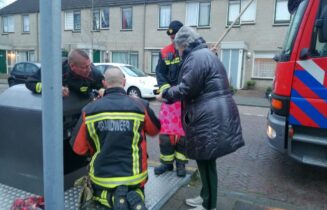 Brandweer vist tas met portemonnee uit ondergrondse container, Buitenhoflaan in Leiderdorp