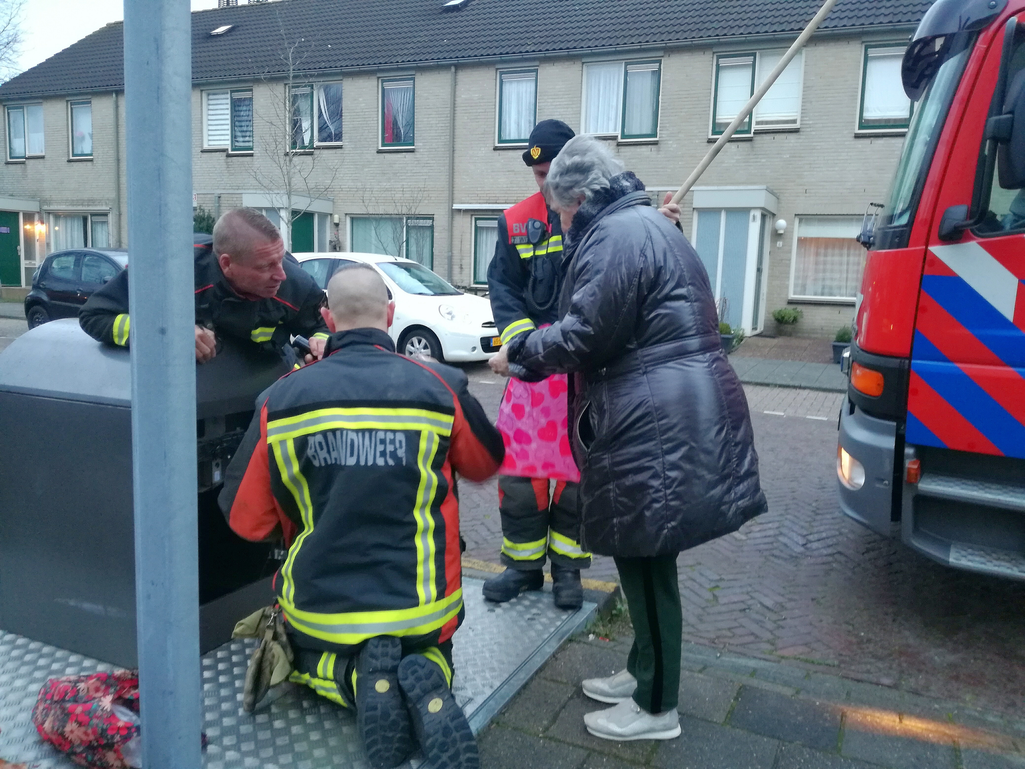 Brandweer vist tas met portemonnee uit ondergrondse container, Buitenhoflaan in Leiderdorp