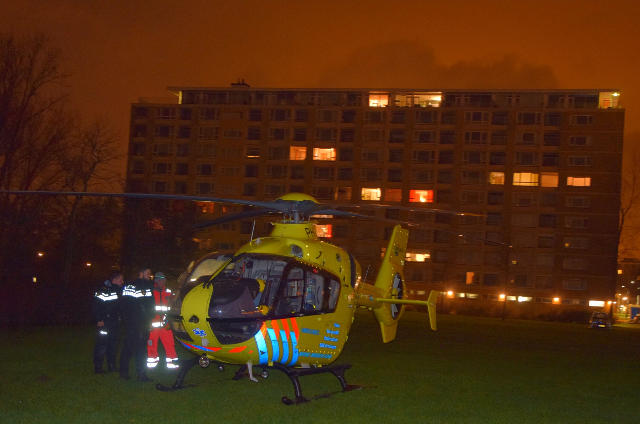 Nachtelijke landing traumaheli voor medische noodsituatie, Agrippinastraat in Leiden