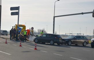 Twee voertuigen botsen op kruising, Europaweg - N206 in Leiden