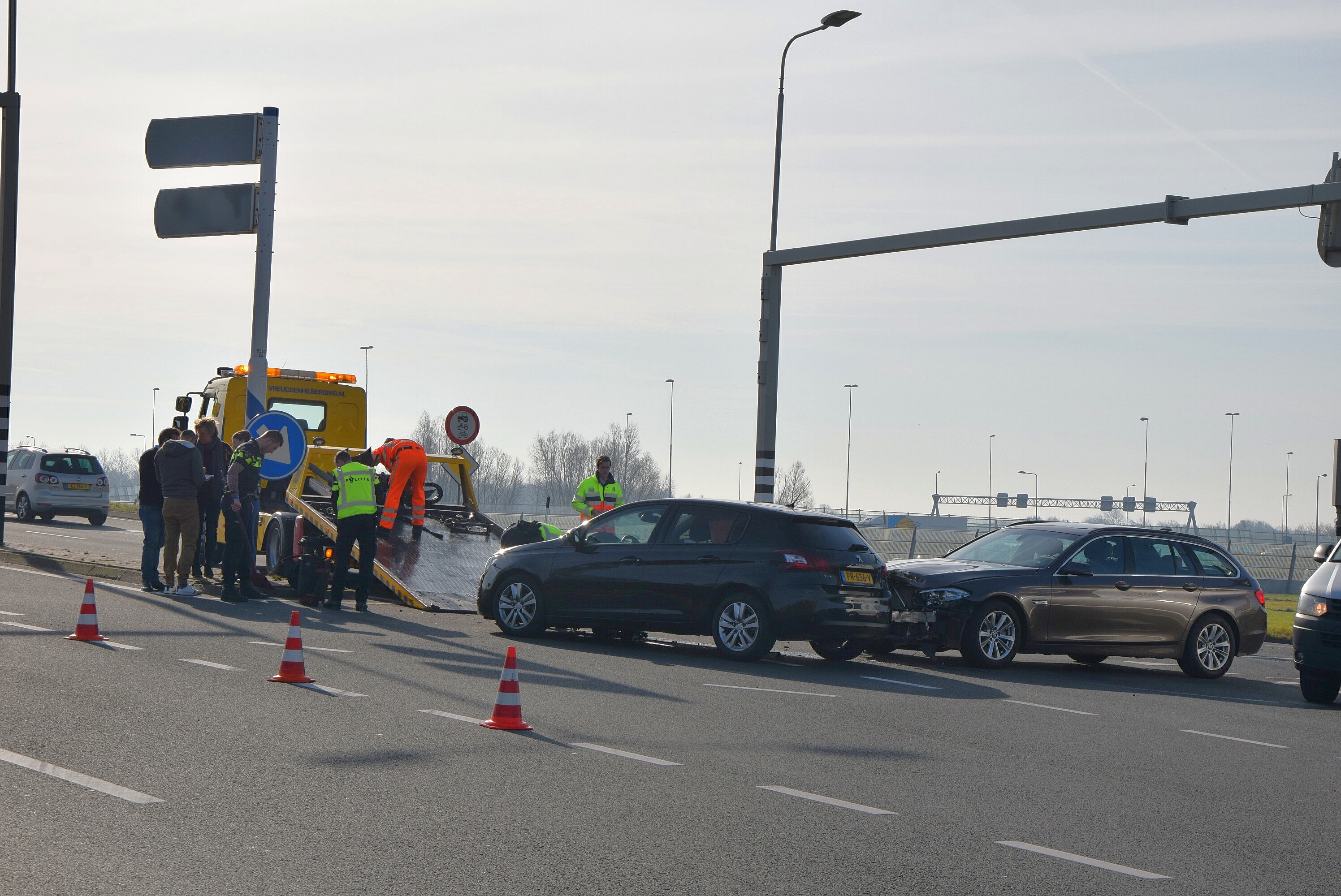 Twee voertuigen botsen op kruising, Europaweg - N206 in Leiden