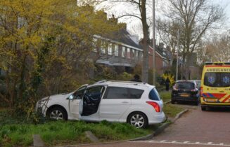 Automobilist schiet van de weg en belandt in bossage, Huygensdreef in Leiderdorp