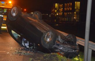 Auto op zijn kop na rammen vangrail, Oude Spoorbaan in Leiderdorp