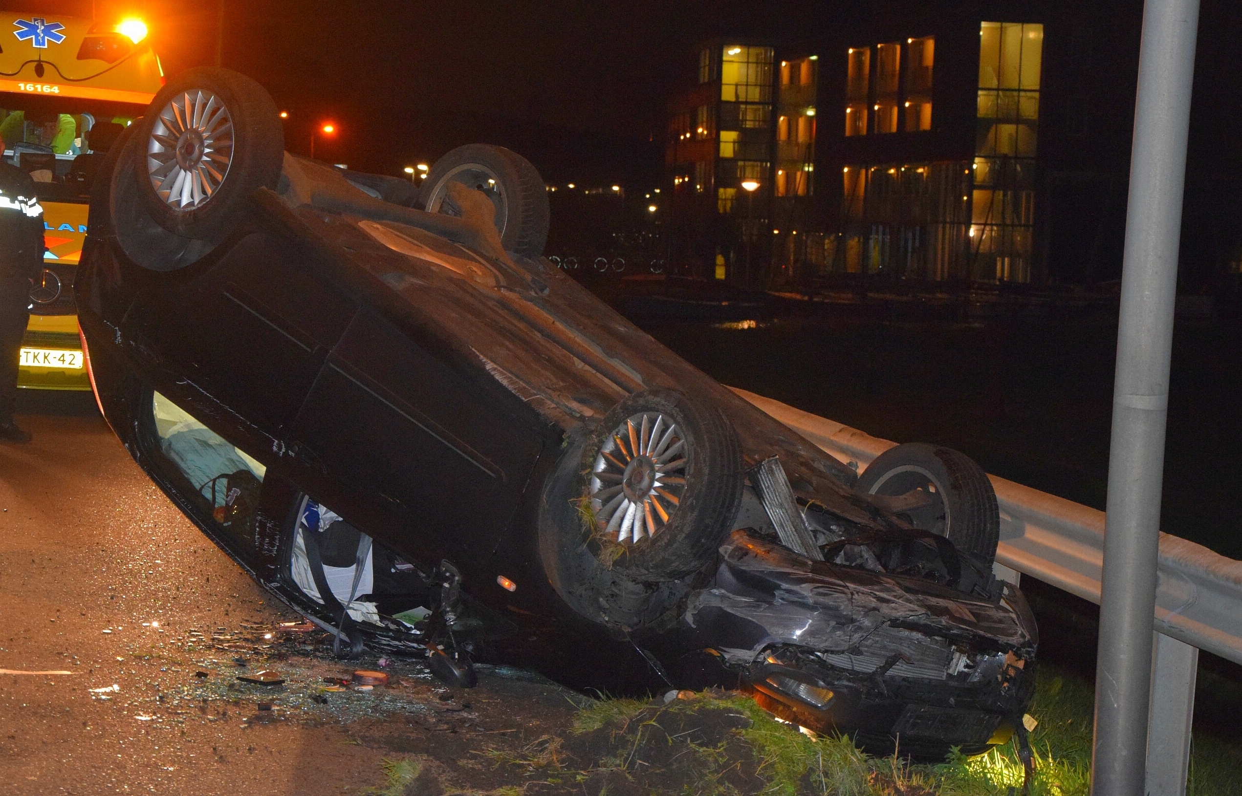 Auto op zijn kop na rammen vangrail, Oude Spoorbaan in Leiderdorp