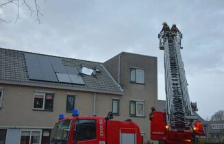 Zonnepanelen komen los door storm, Pijlstaartpad in Voorschoten