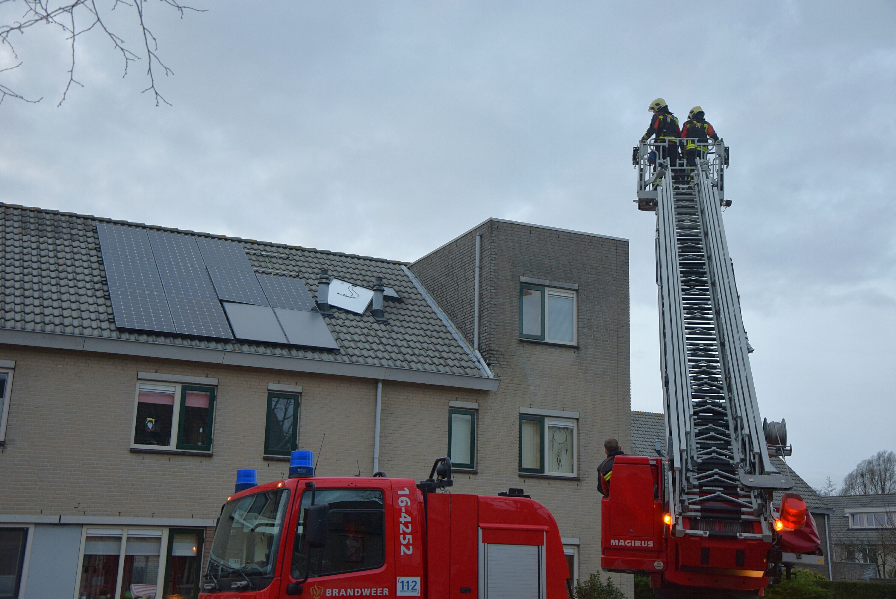 Zonnepanelen komen los door storm, Pijlstaartpad in Voorschoten