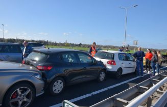 Kettingbotsing tussen 5 voertuigen zorgt voor file, Europaweg N206 in Leiden