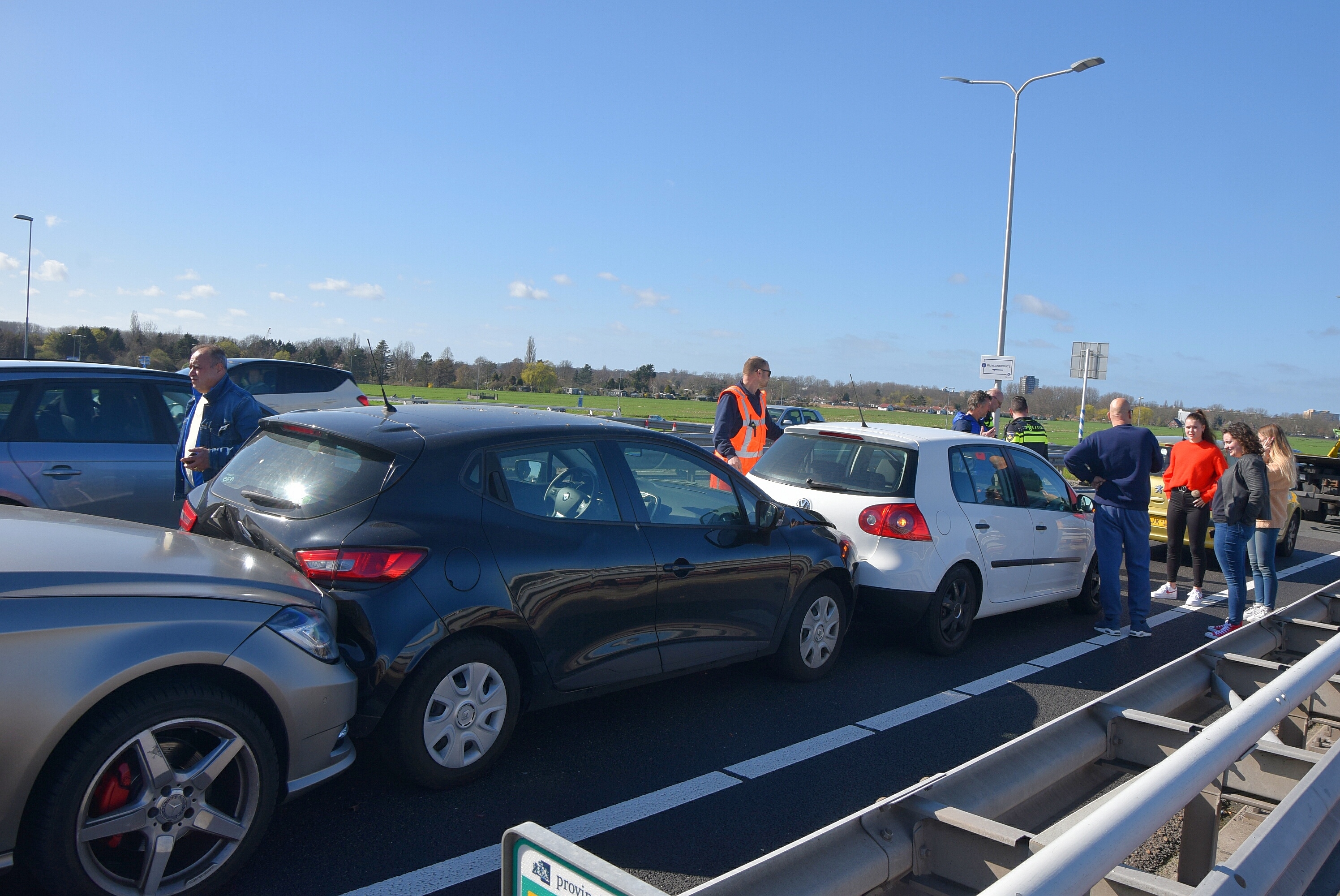 Kettingbotsing tussen 5 voertuigen zorgt voor file, Europaweg N206 in Leiden