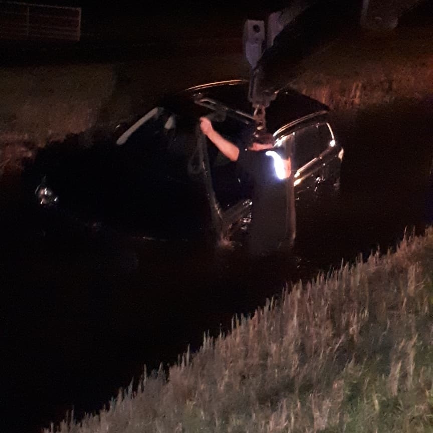 Auto in de sloot jo