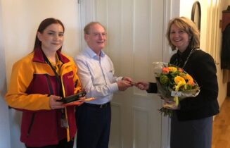 Burgemeester bezorgt paspoort