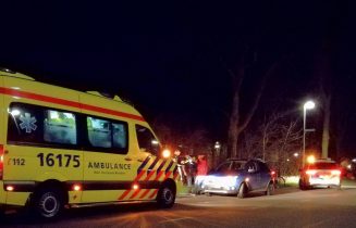 Auto en fietser komen met elkaar in botsing., Vossiuslaan in Leiderdorp