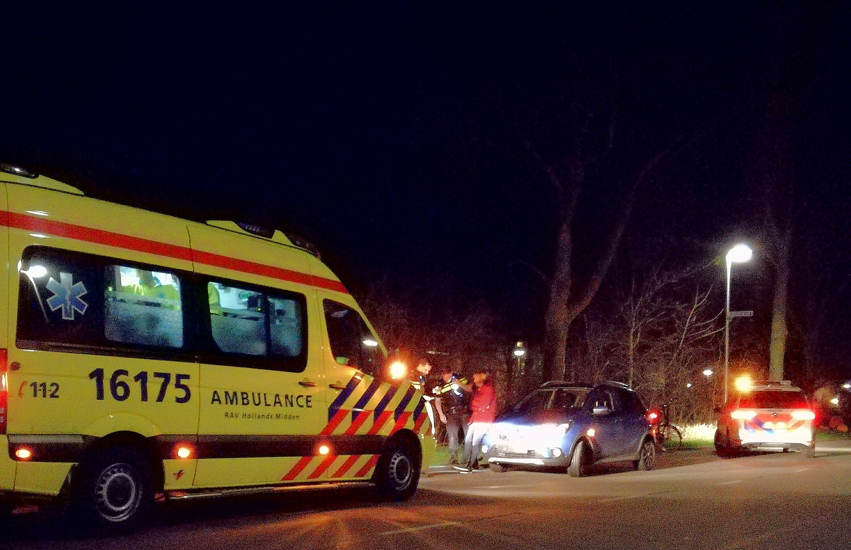 Auto en fietser komen met elkaar in botsing., Vossiuslaan in Leiderdorp