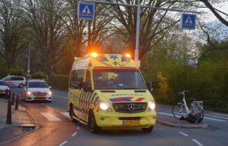 Fietser gewond na aanrijding met auto, Zijlsingel in Leiden