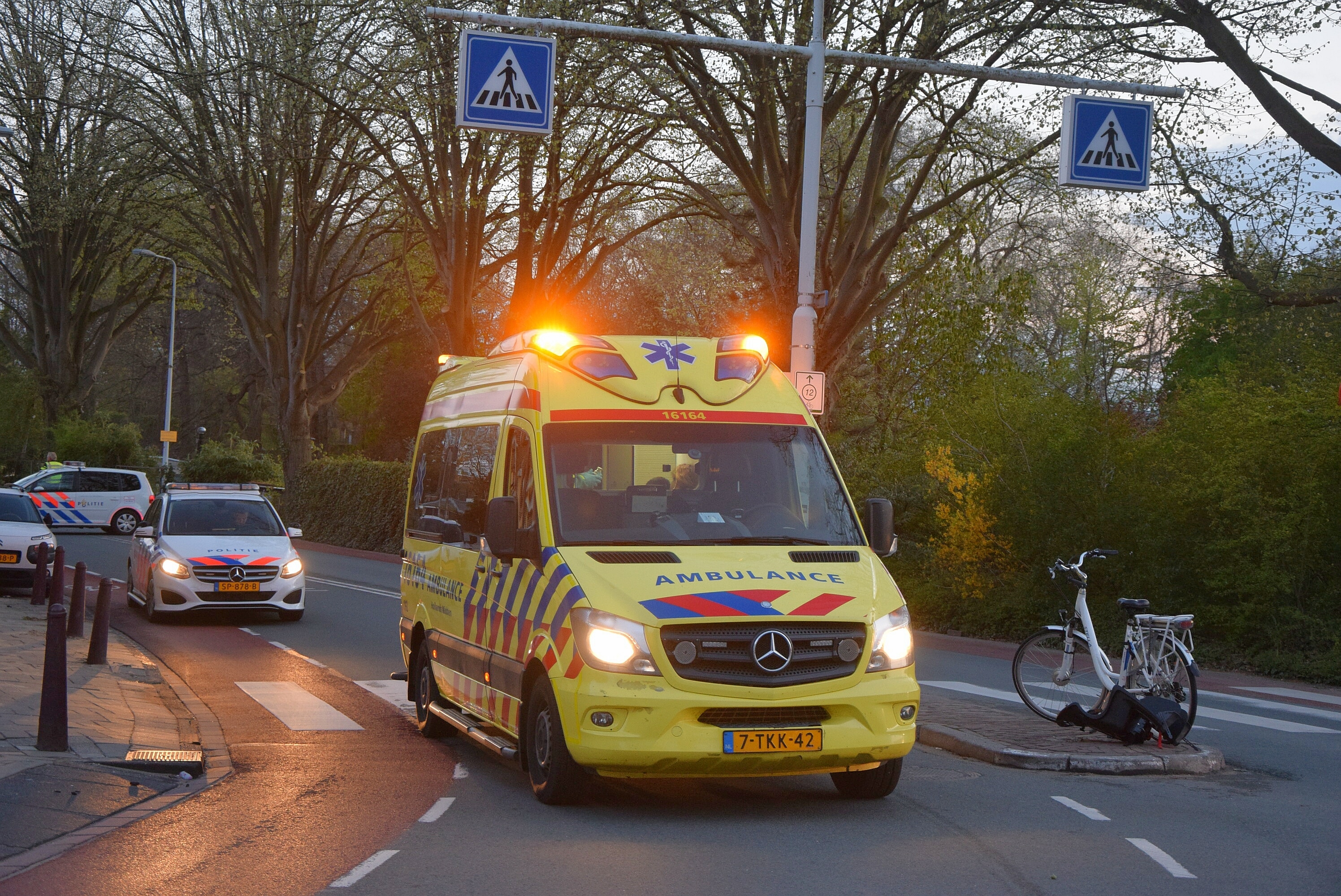 Fietser gewond na aanrijding met auto, Zijlsingel in Leiden