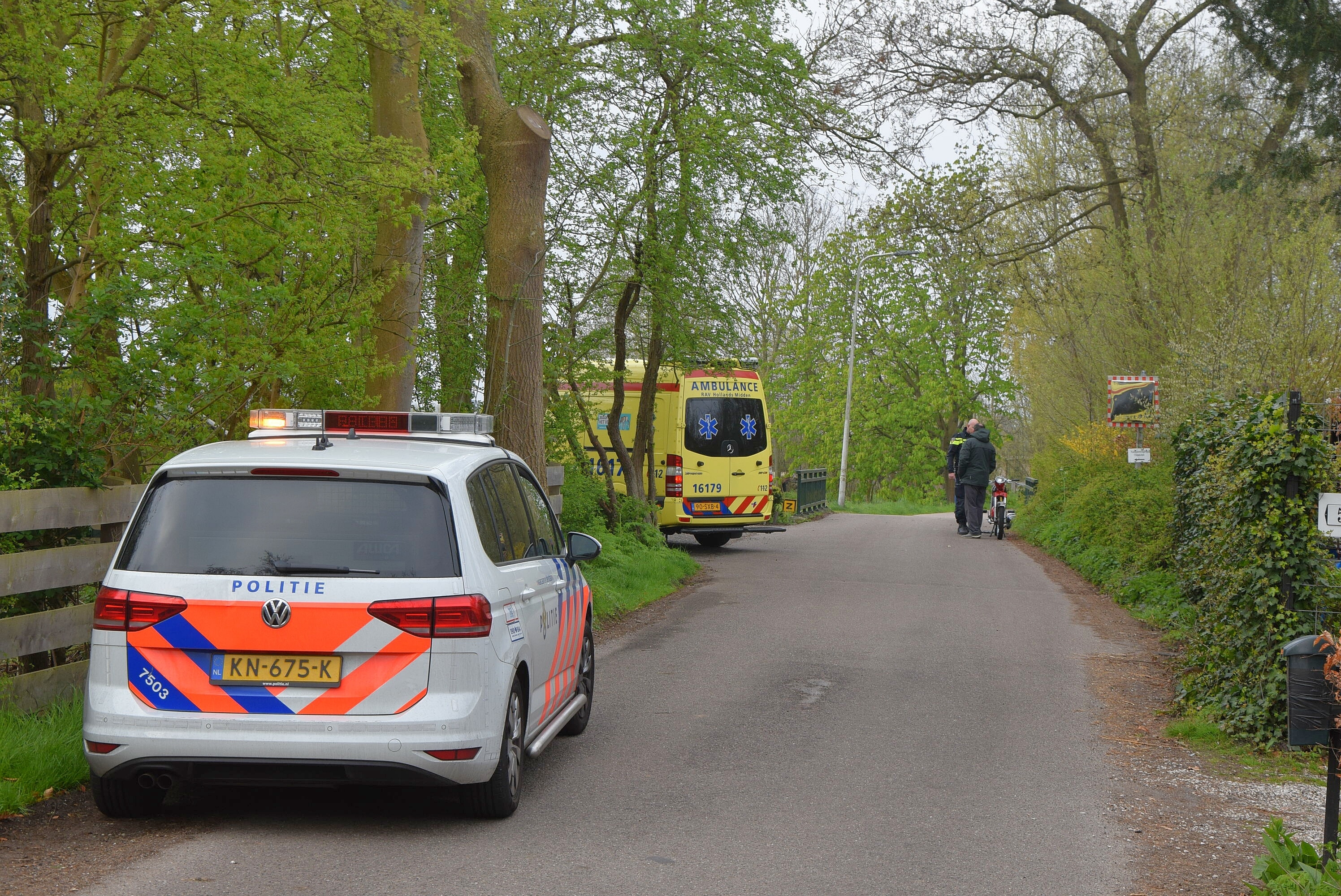 Brommerrijder gewond na uitwijkmanoeuvre eentjes, Vlietweg in Leiden