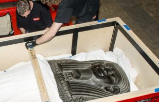 PERSFOTO Plaatsen sarcofaag in Rijksmuseum van Oudheden ©RMO