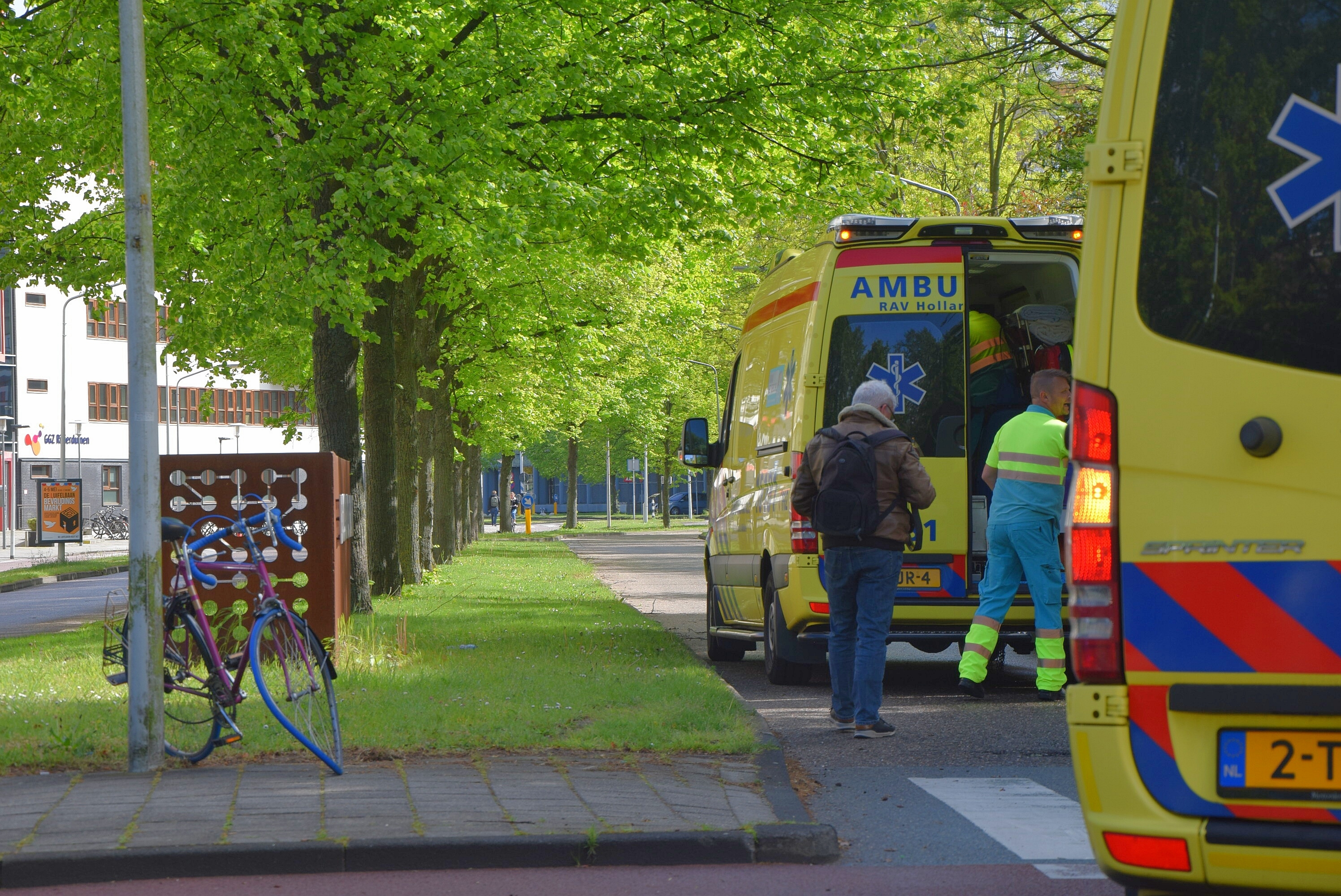 Fietser gewond na aanrijding met personenauto, Sandifortdreef in Leiden