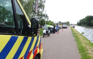 Scooterrijder gewond na botsing met auto, Vlietweg in Leiden
