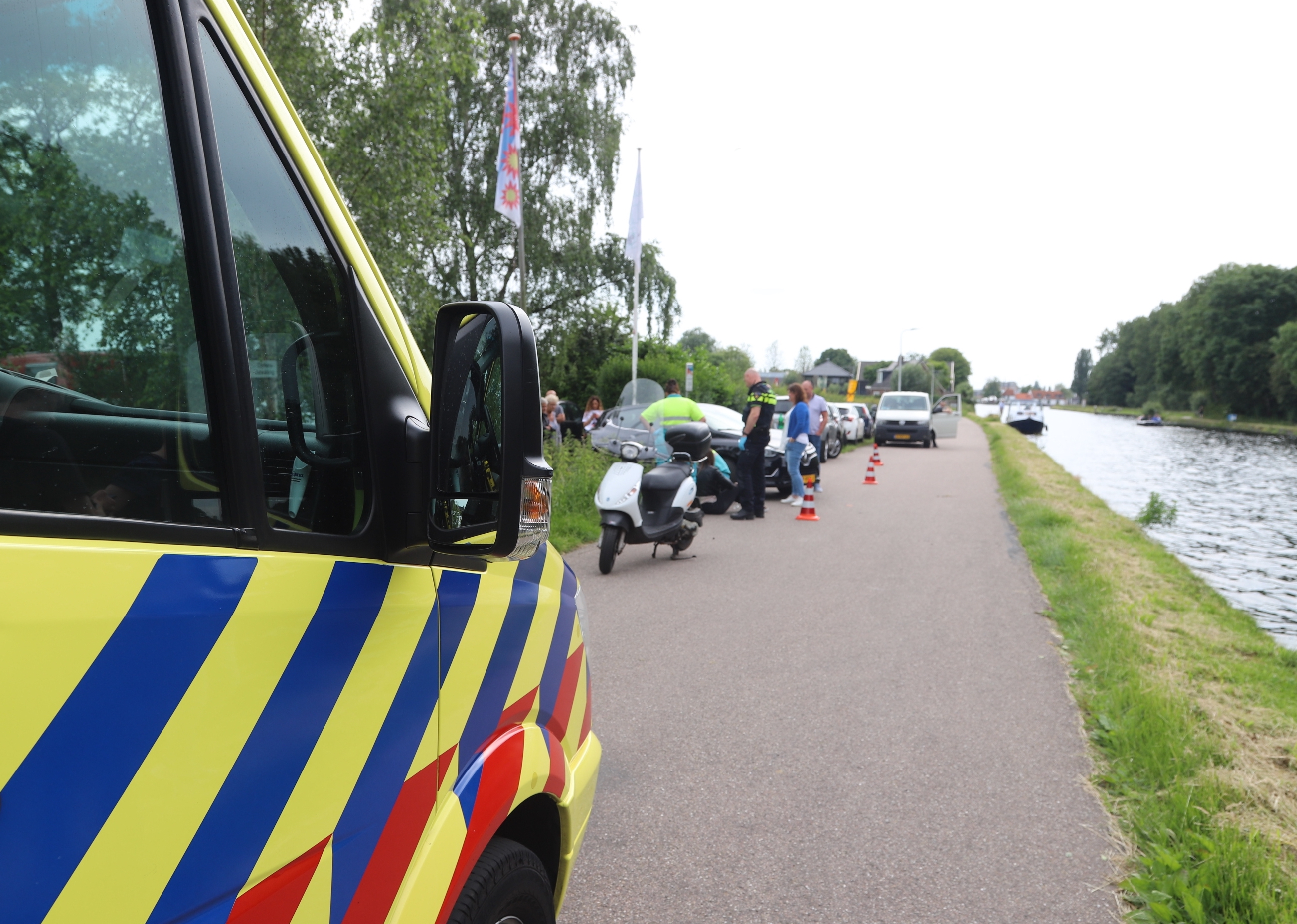 Scooterrijder gewond na botsing met auto, Vlietweg in Leiden