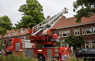 Vogel vast in schoorsteenkap, Lorentzkade in Leiden